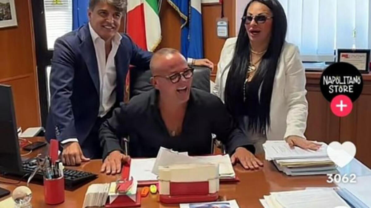I tiktoker Rita De Crescenzo e Napolitano nell'ufficio del consiglio regionale: scoppia il caso - 