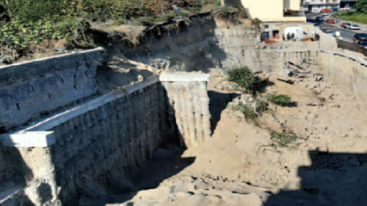 Cede muro di contenimento e crolla il costone della collina - 