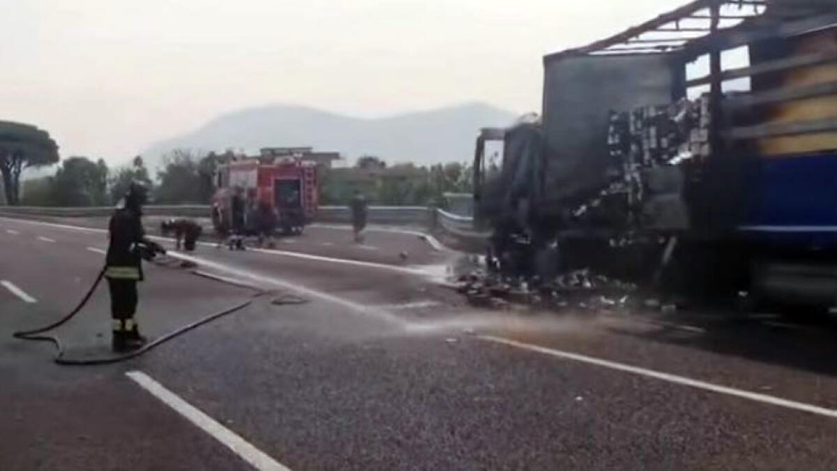 Brucia tir carico di pomodori sull'A30 tra Sarno e Palma Campania - 