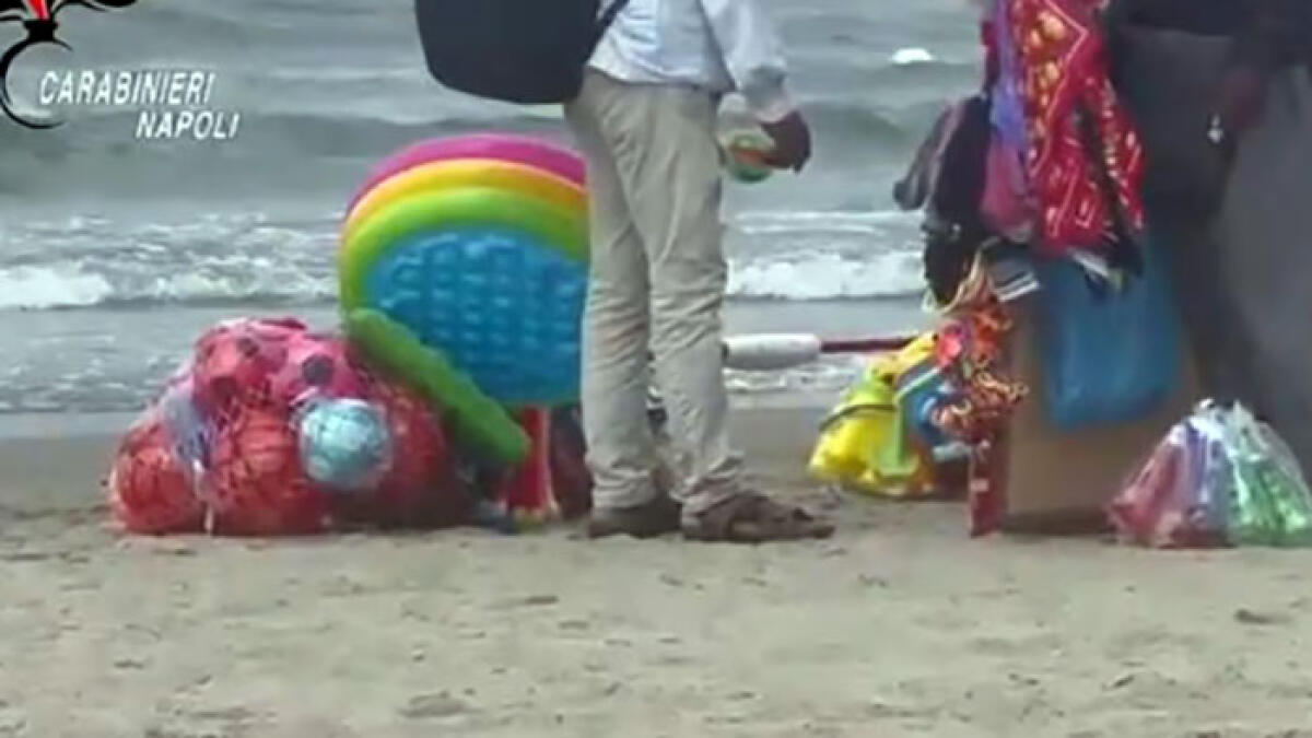 Sequestrati migliaia di prodotti pericolosi da vendere sulle spiagge - 