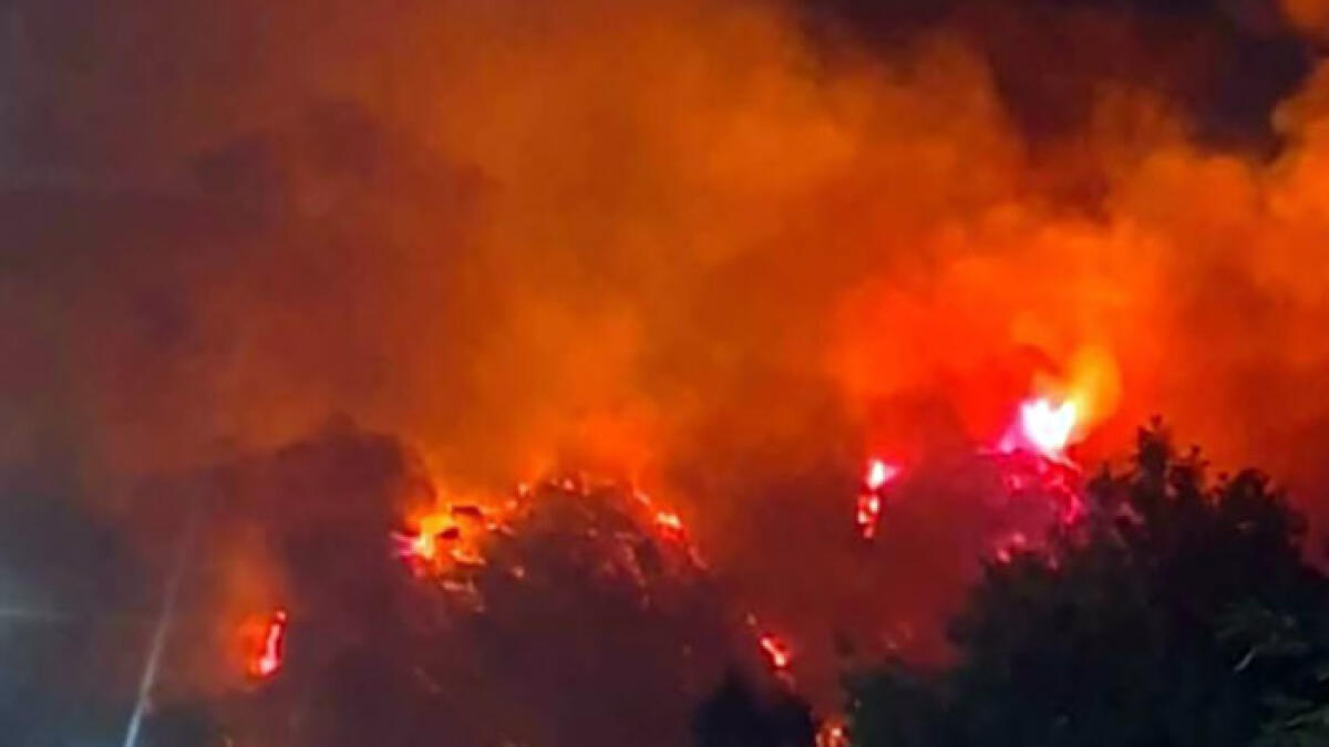 Vesuvio, l'incendio è ancora in corso e si estende da Terzigno fino a Ottaviano e Boscotrecase - 
