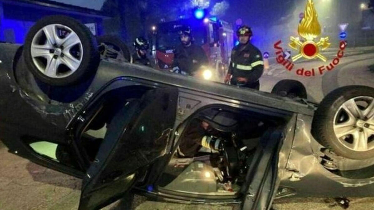 Auto ribaltata con una vittima, alla guida una minorenne - 