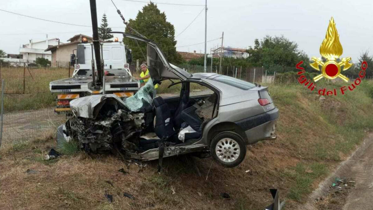 Tremendo schianto sull'A2, auto distrutta - 