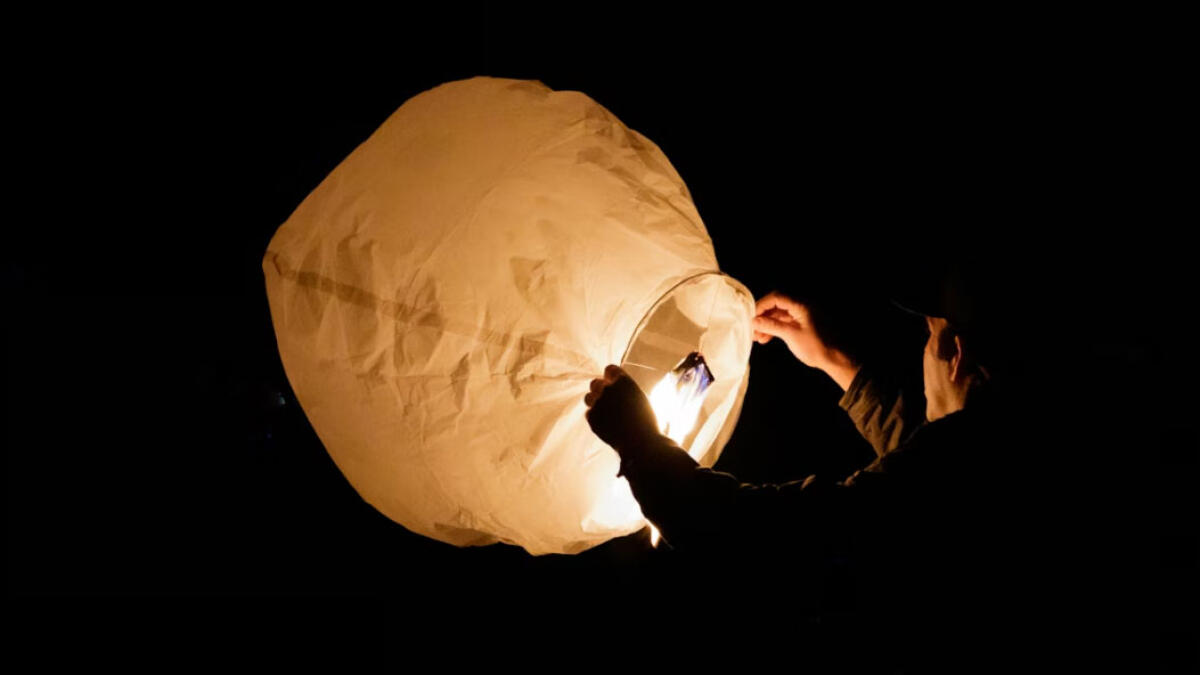 Stop a lanterne cinesi e palloncini verso il cielo - 