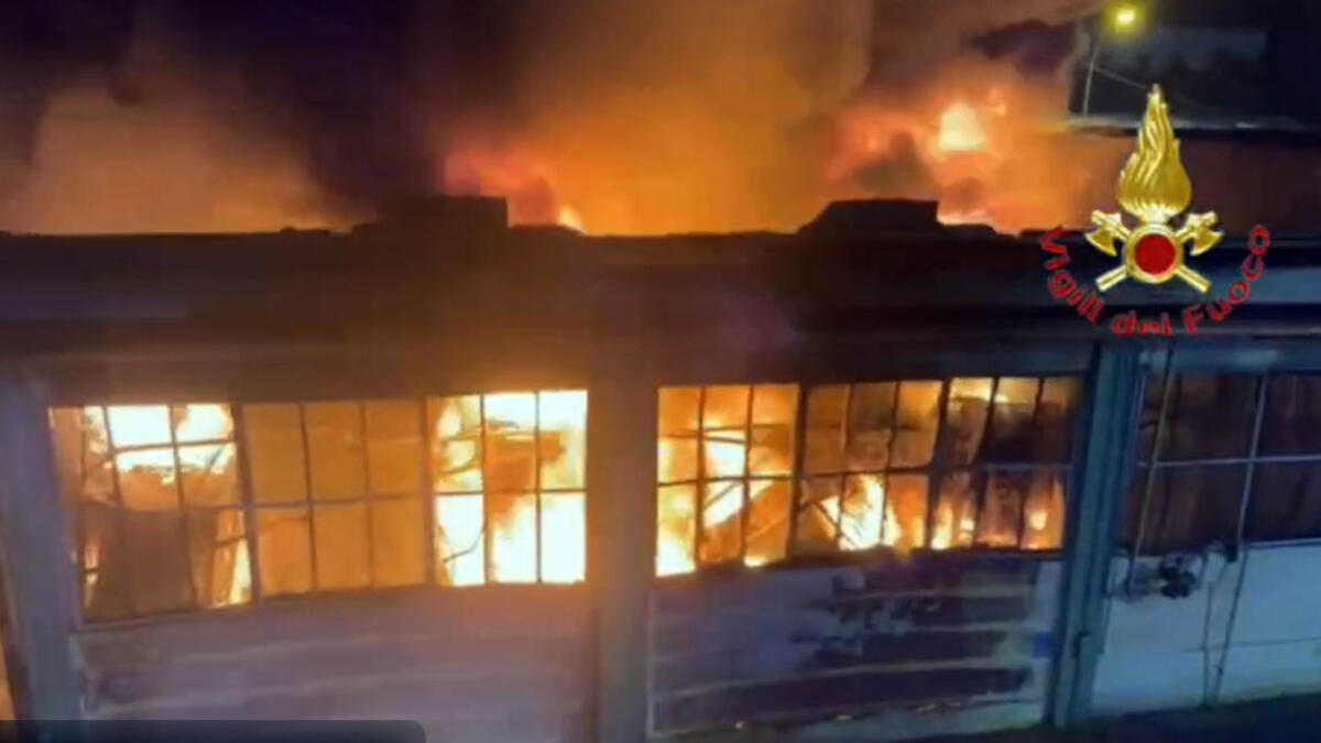 Brucia nota azienda di imballaggi, collassa capannone - 