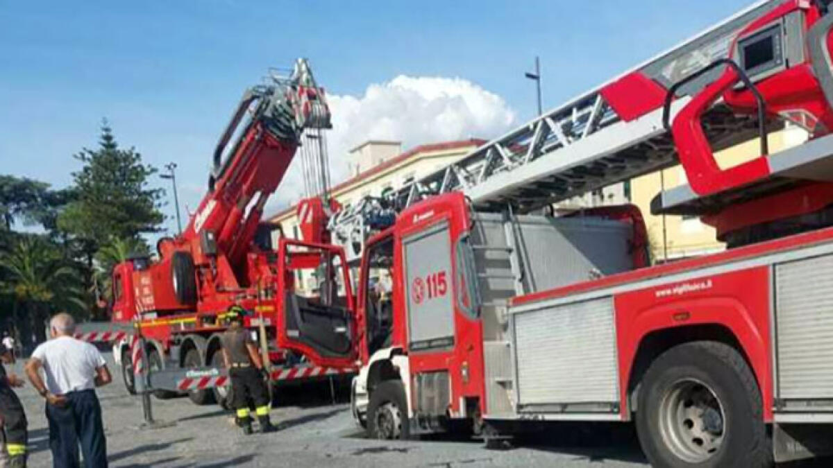 Pompei, camion dei pompieri sprofonda nella fontana - 