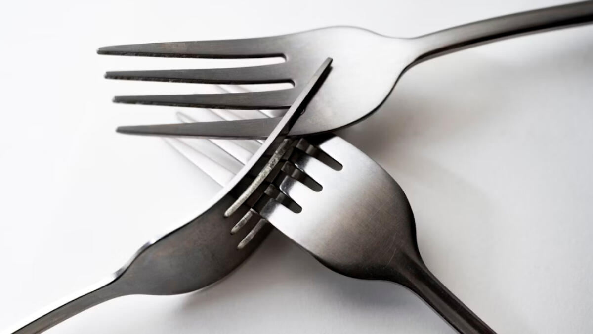 Ferisce il fratellino a colpi di forchetta: "Colpa del nonno" - 