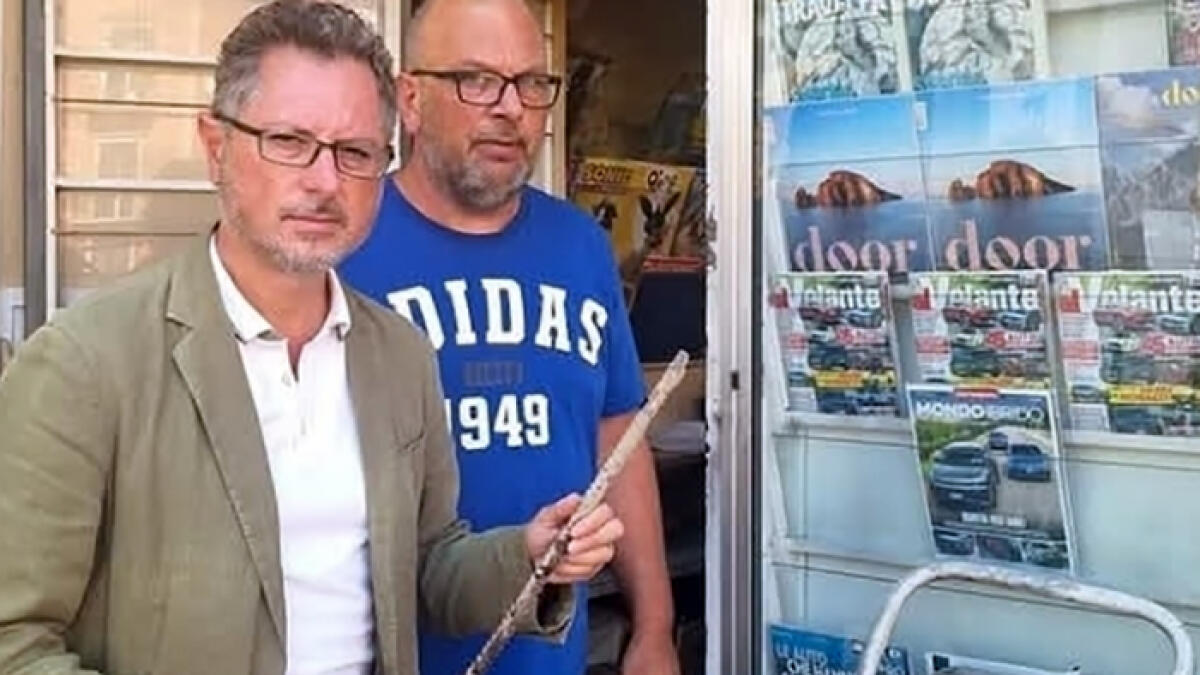 Furto nell'edicola, prese anche le figurine - 