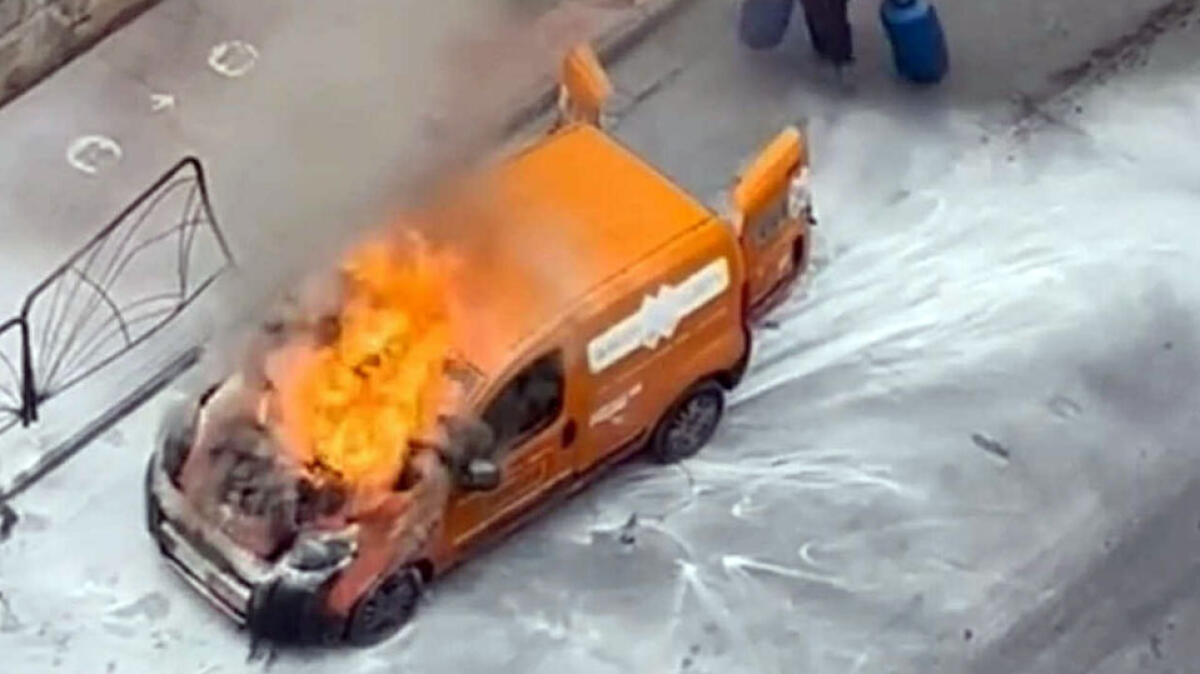 In fiamme furgone carico di bombole di gas, cittadini eroi salvano tutti - 