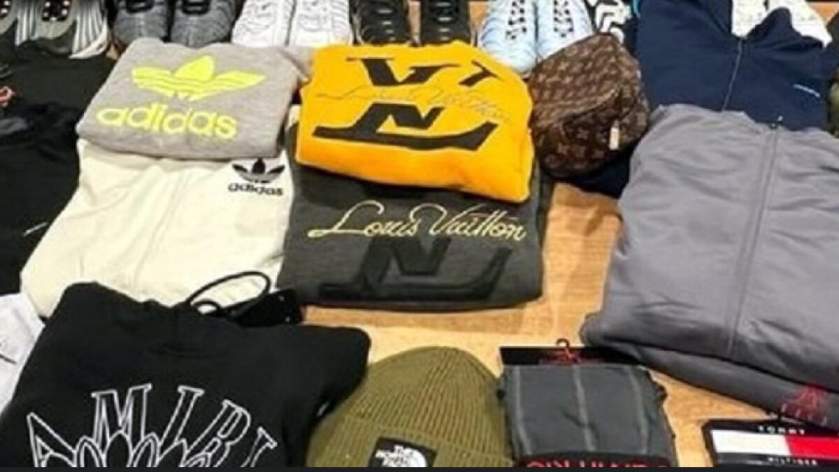 Donna vende abiti contraffatti sui social - 