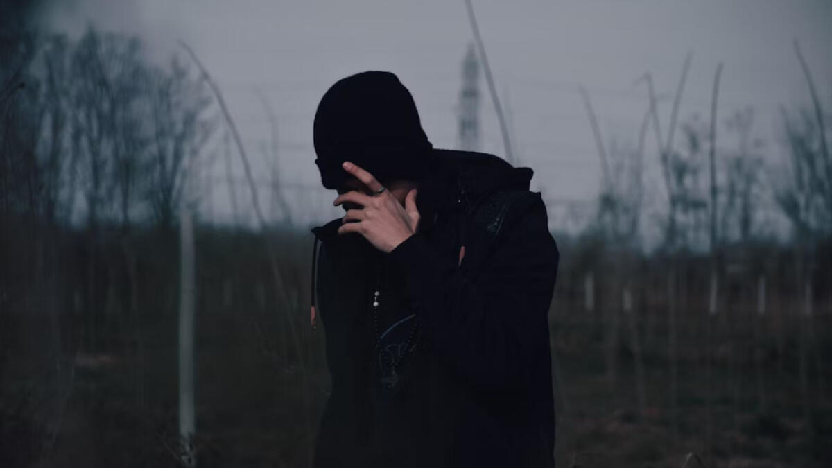 Aggredito e ferito da tre giovani razzisti - 