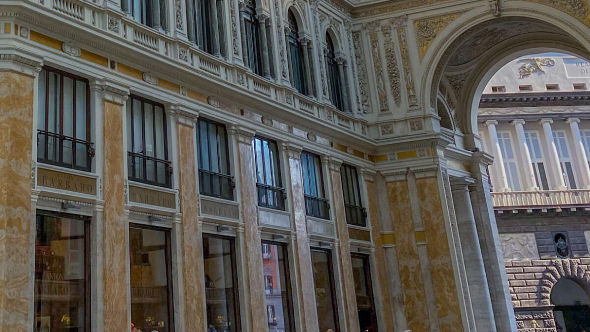Galleria Umberto, arrivano cancelli e guardie - 