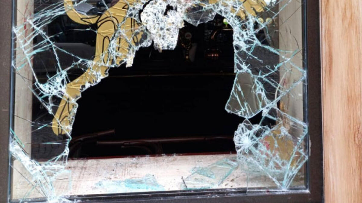 Blitz nella notte, distrugge vetrina di un negozio d'abbigliamento - 