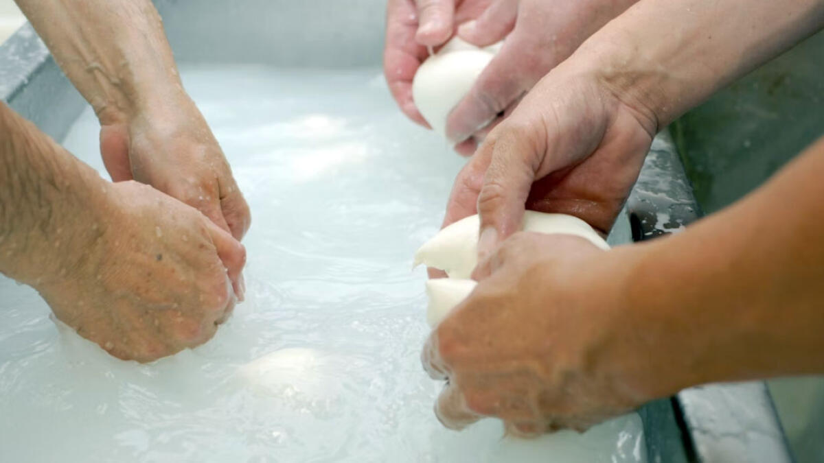 Dramma in vacanza, donna soffocata dalla mozzarella - 