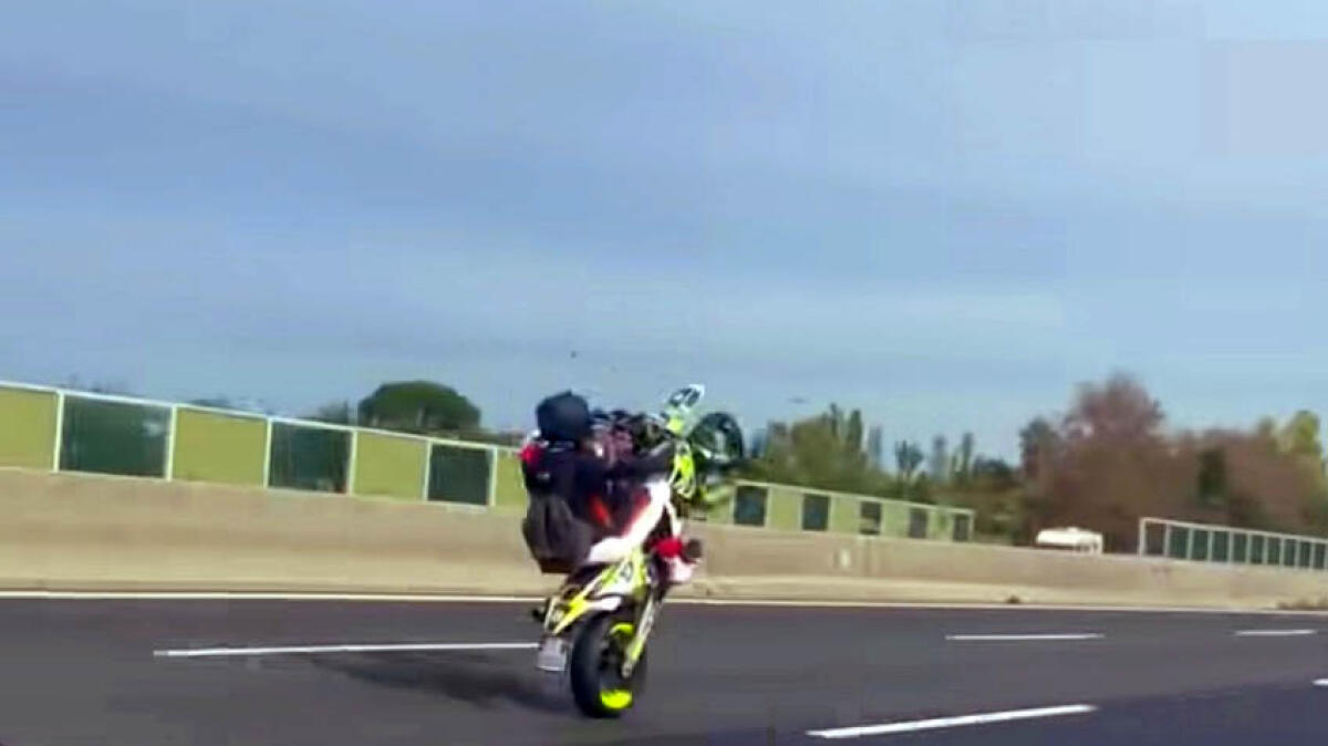 Impennano a tutta velocità in autostrada: guarda il video - 