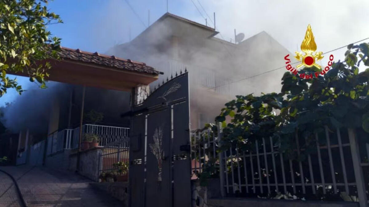Casa in fiamme, pompiere resta ferito - 