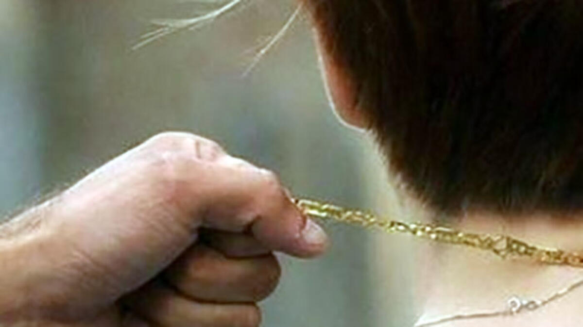 Turista scaraventata a terra per la collana d'oro - 