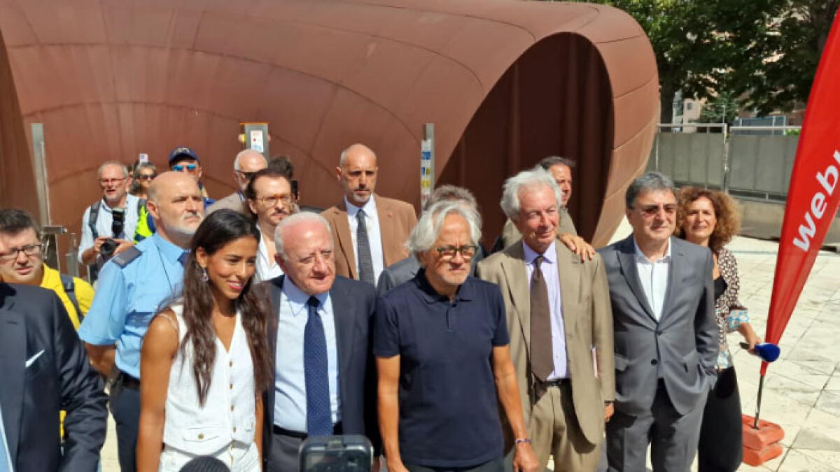 La gaffe di De Luca: "Bellissima sua figlia", ma è la moglie - 