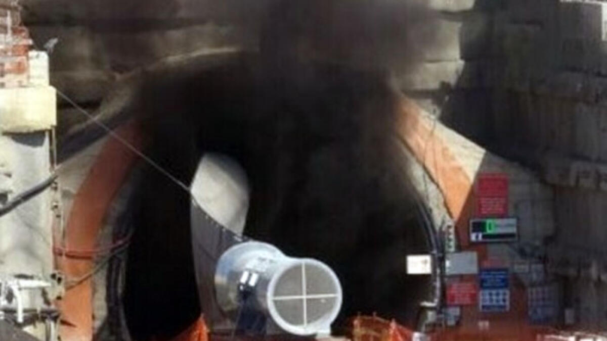 Escavatore in fiamme durante i lavori Tav, operai in fuga dal tunnel - 