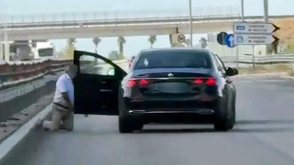 Viene fatto inginocchiare sulla Statale e gli portano via l'auto - 