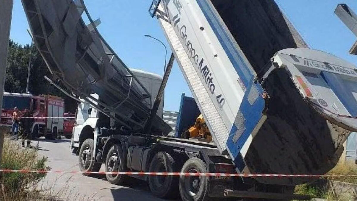 Tir abbatte una pensilina, camionista ferito - 