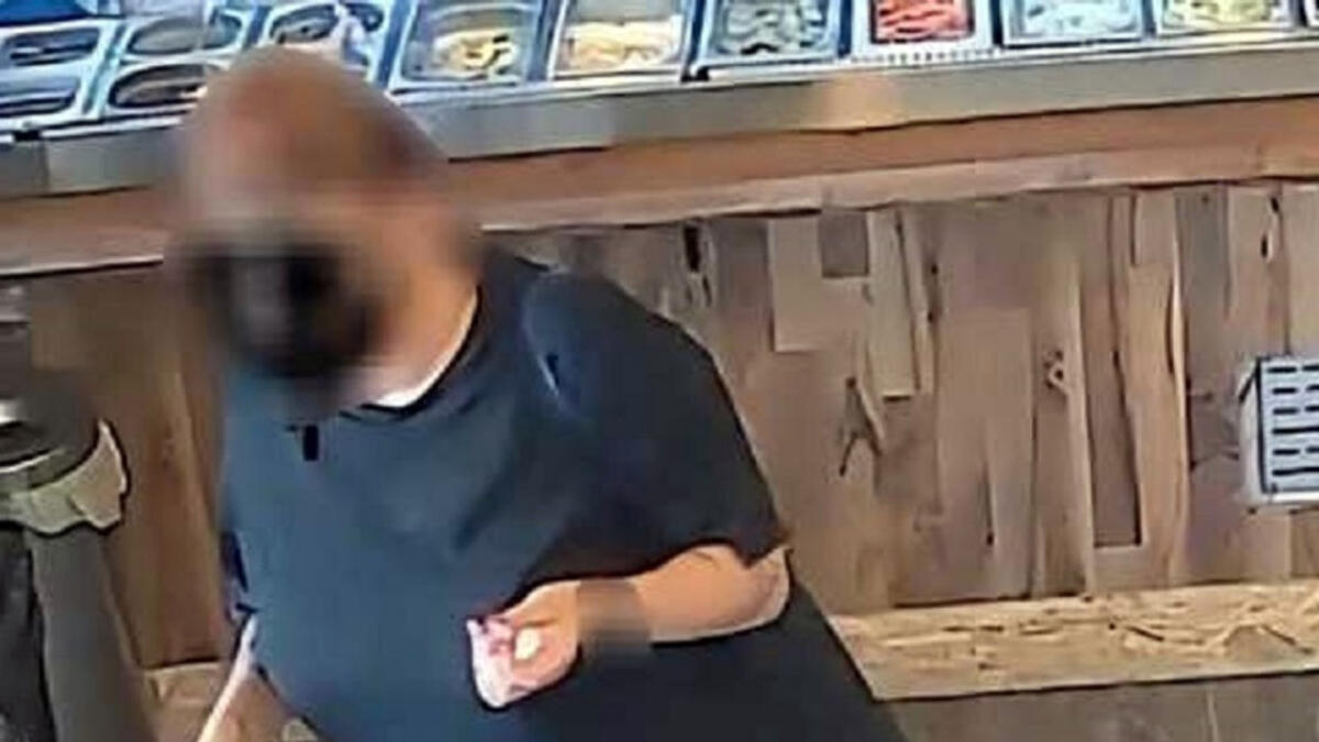 Mangia, beve, si cambia i vestiti e scappa via senza pagare - 