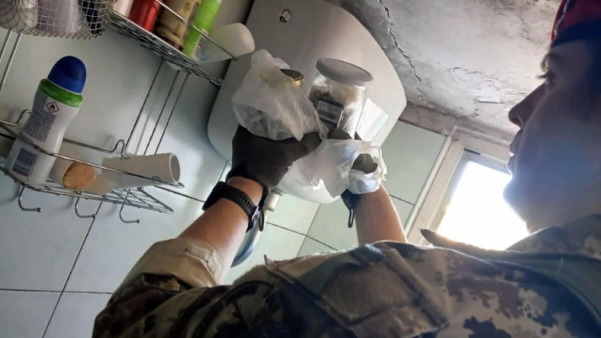 Nasconde gli stupefacenti nella cassetta del wc - 