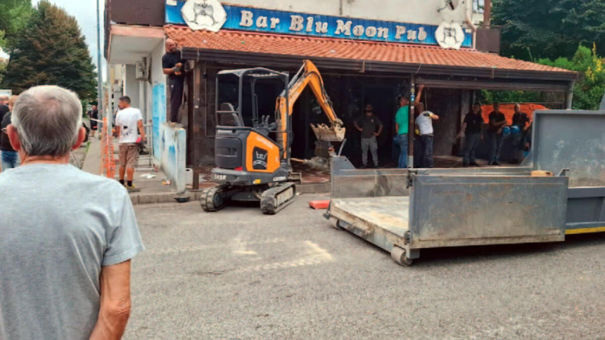 Partita la demolizione del bar tra le proteste dei cittadini - 