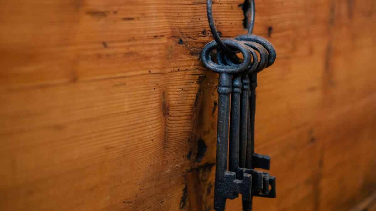 Caserta, trova 493 milioni di lire in una cassapanca abbandonata a casa - 