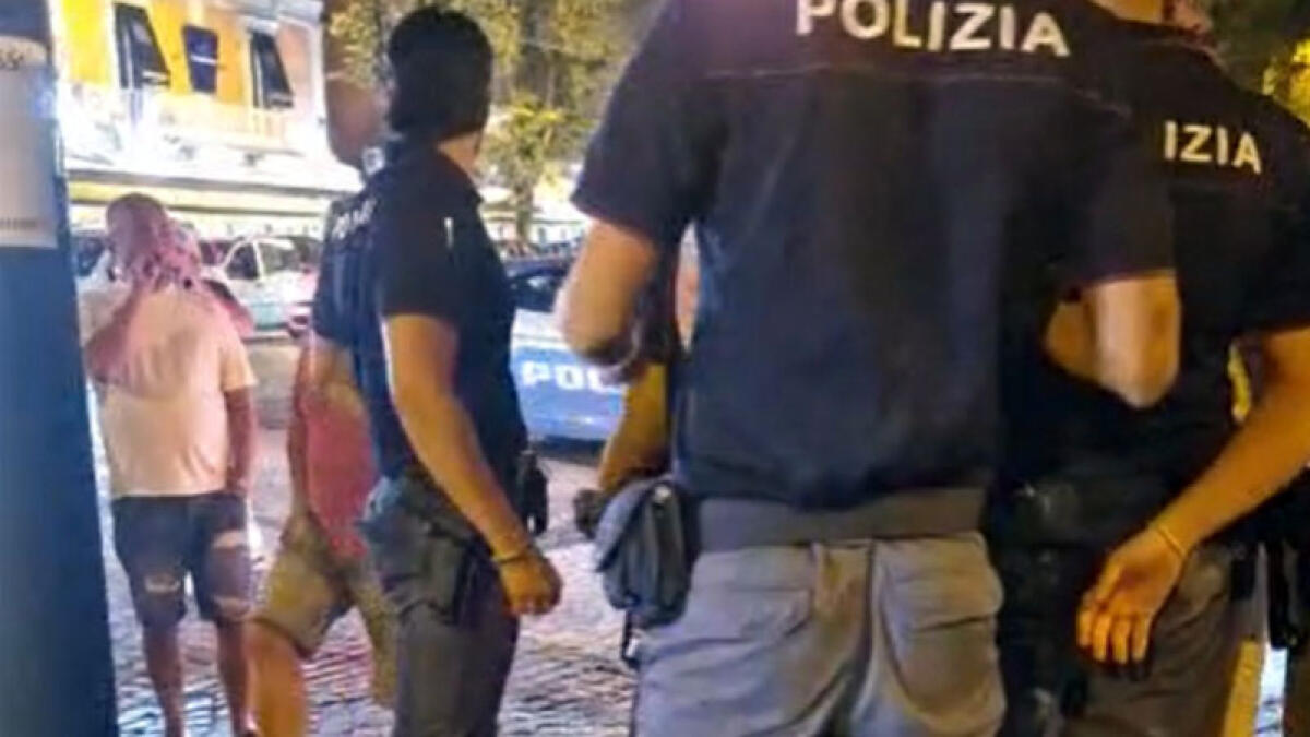 Ispezione di Borrelli davanti a un ristorante, accerchiato dai dipendenti - 