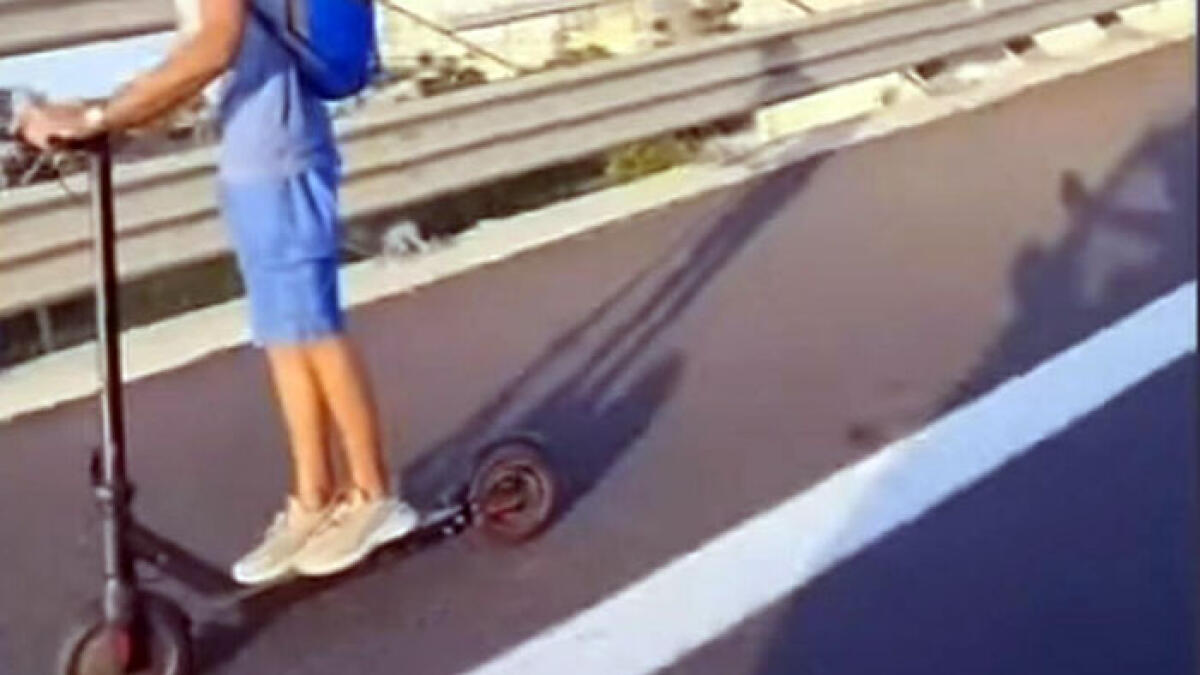 Con il monopattino in Tangenziale, ripreso da un video - 