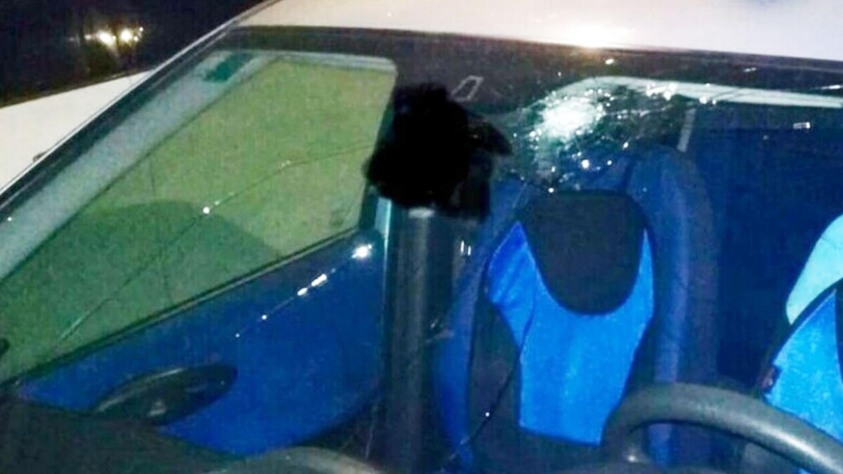 Lancio di sassi contro auto, a bordo una bimba di tre mesi - 