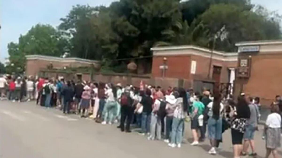 "Armato" di falso tesserino di guida spiega gli Scavi di Pompei agli americani - 