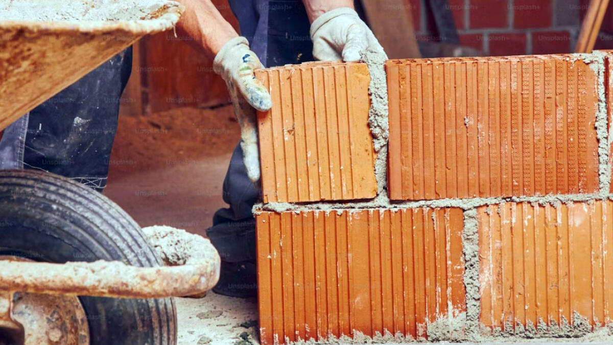 Deve avere 100 euro per il lavoro e li chiede: muratore preso a schiaffi - 