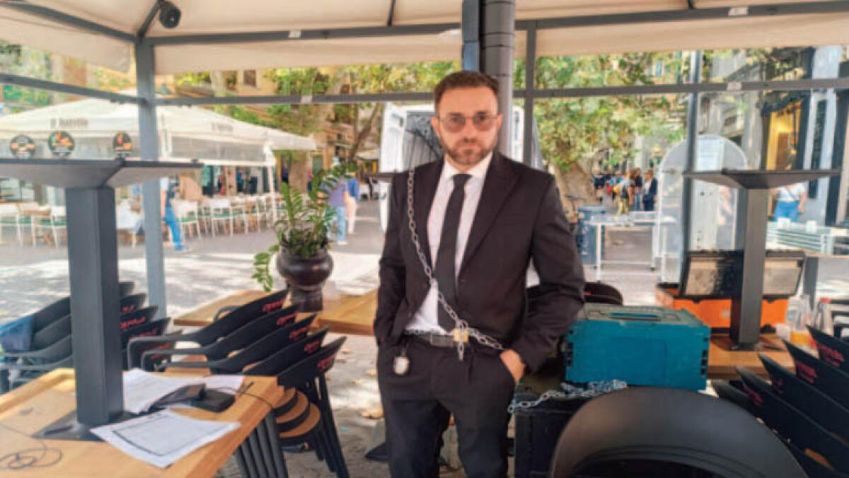 Gli smontano il dehors, lui si incatena - 