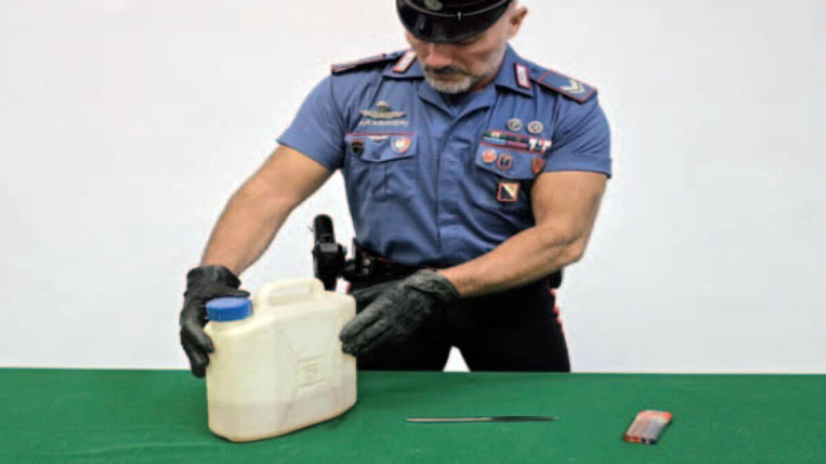 Fiamme alla porta dei vicini, ferita donna incinta - 