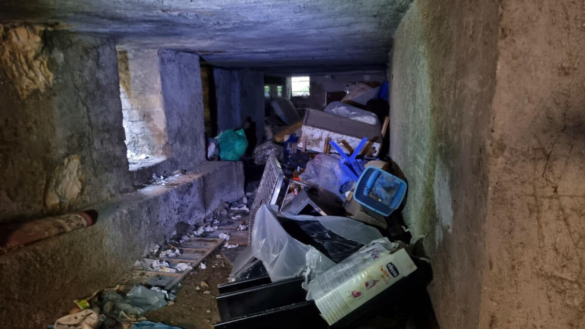 Palma Campania, scoperta discarica abusiva in un seminterrato condominiale - 