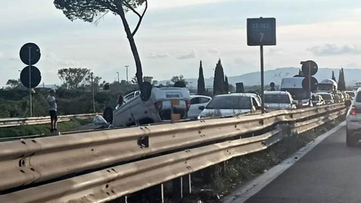 Schianto tra quattro auto e uno scooter - 