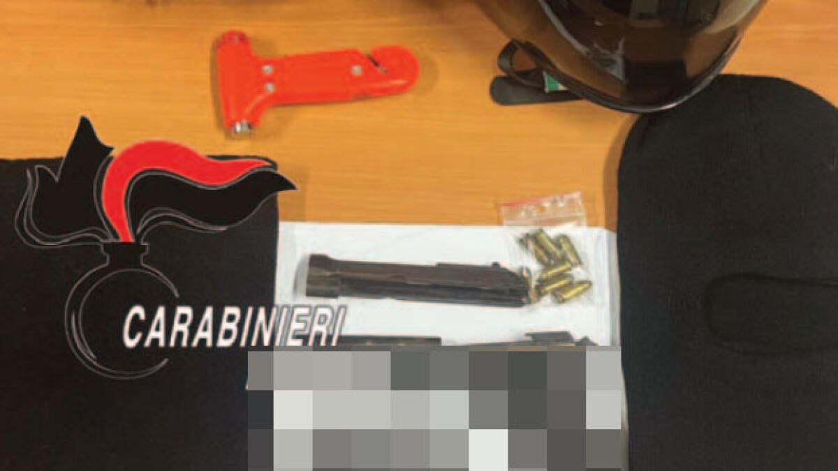 Bloccati nei Paesi Vesuviani armati e con il kit del rapinatore - 