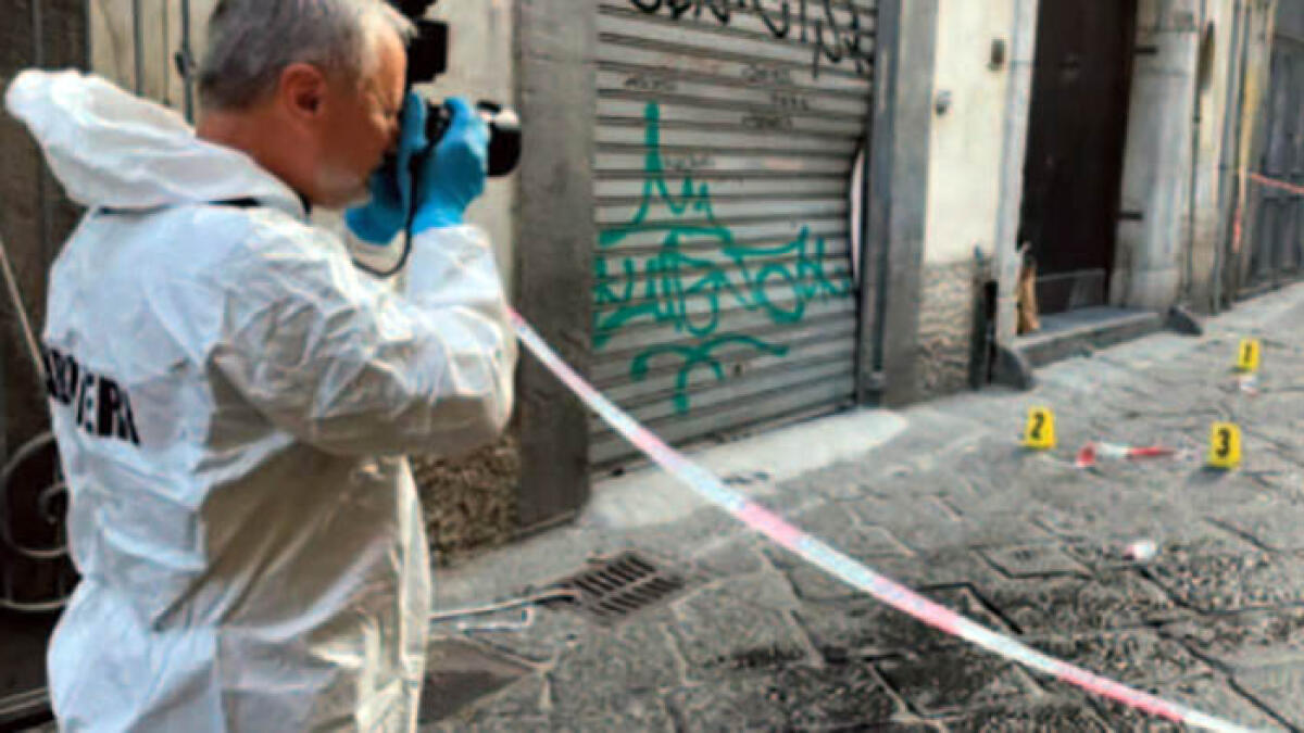 Sparatoria in pieno centro, colpiti in due - 