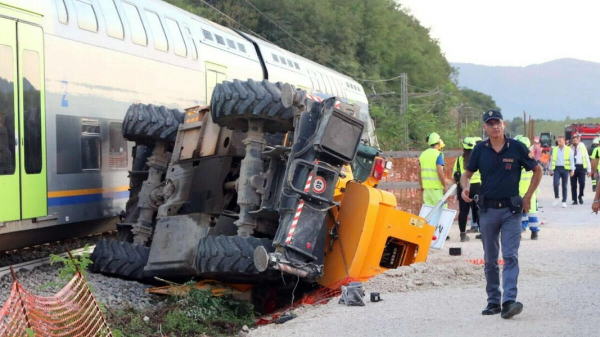 Treno finisce contro mezzo da lavoro - 