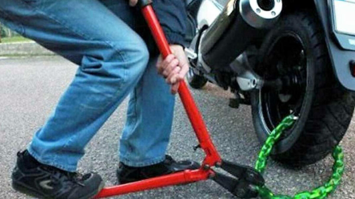 Dall'area torrese alla Costiera per rubare scooter - 