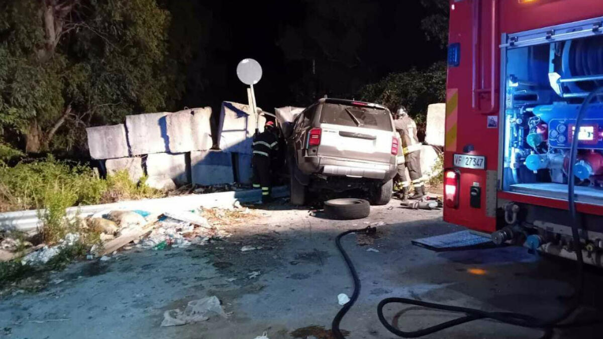 Auto contro blocchi di cemento, muore 20enne - 