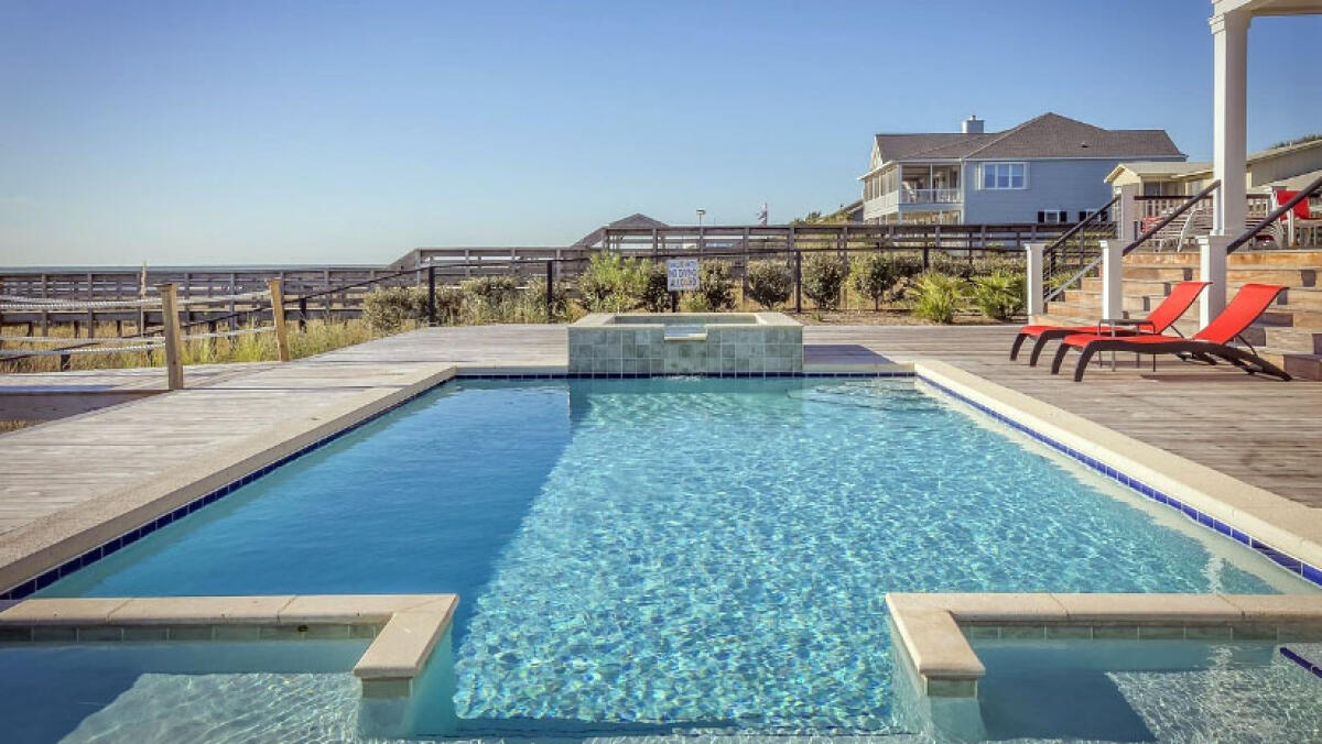 Dipendente dell'hotel trovato senza vita in piscina - 