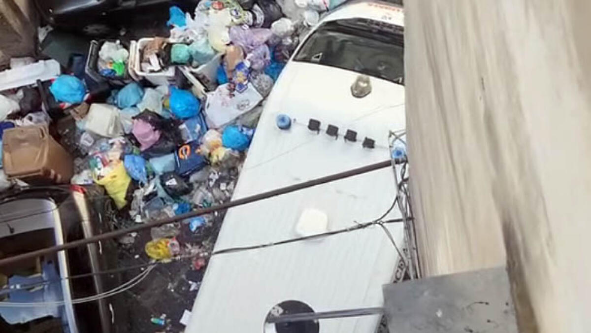 Ambulanza bloccata dai cumuli di rifiuti - GUARDA IL VIDEO - 