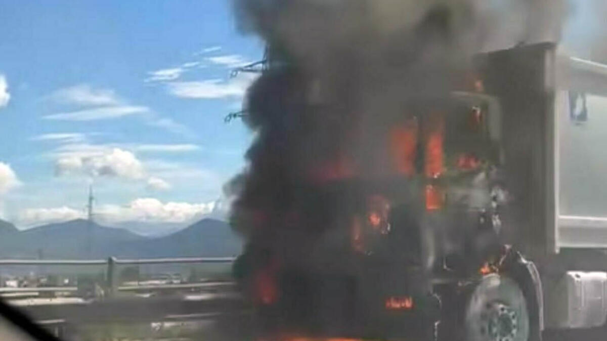 Camion dei rifiuti in fiamme sulla Statale 268 - 