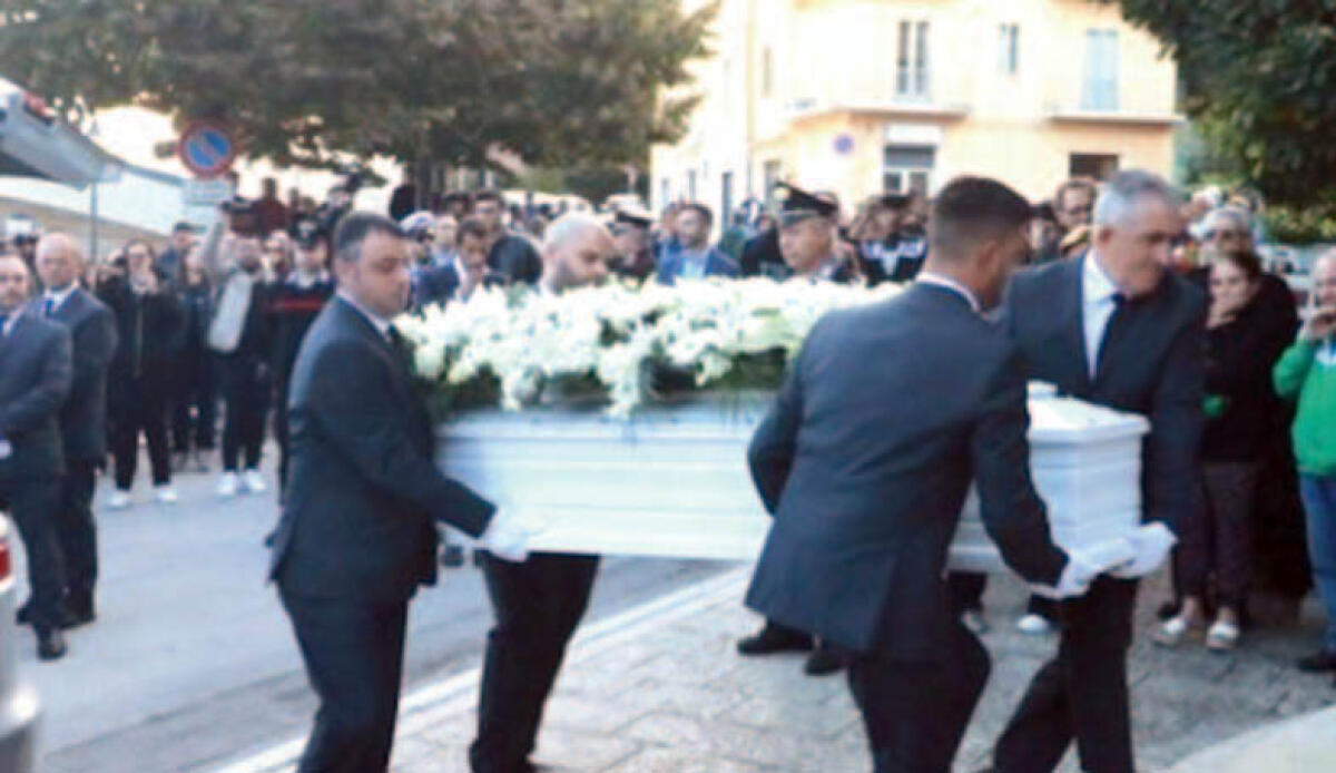 Strage familiare di Paupisi, l'addio a mamma e figlio - 