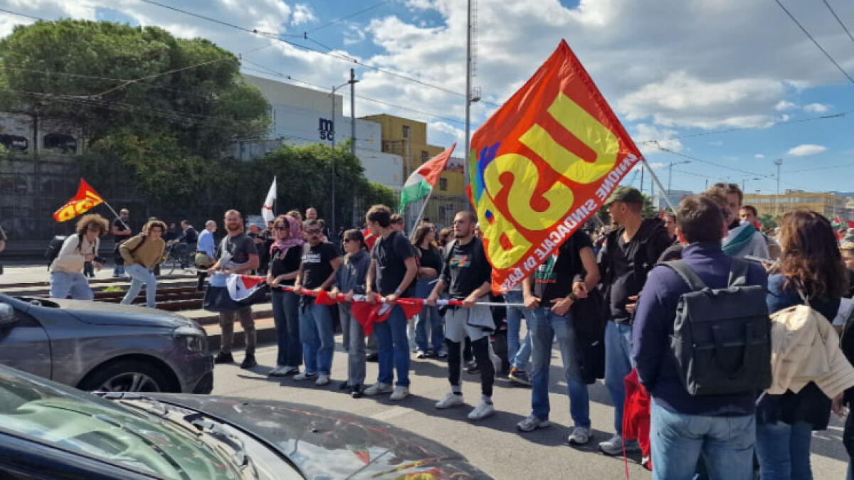 Corteo per Gaza a Napoli: bloccati treni, autostrada e porto - 