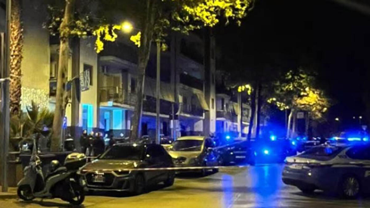 Spari davanti al bar, c'è un ferito - 