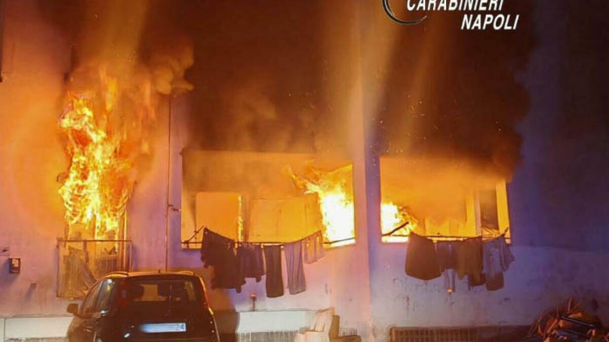 Grave incendio a Nola: quattro feriti e 15 famiglie evacuate - 